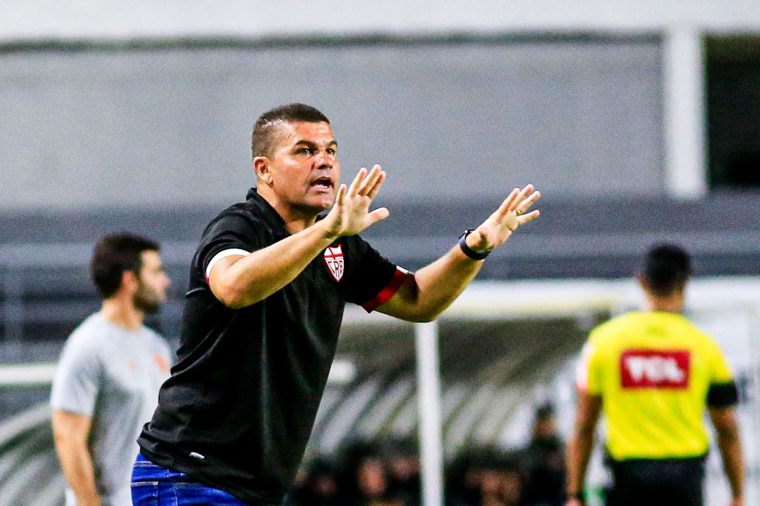 Louzer foi muito criticado após derrota para o Athletico-PR