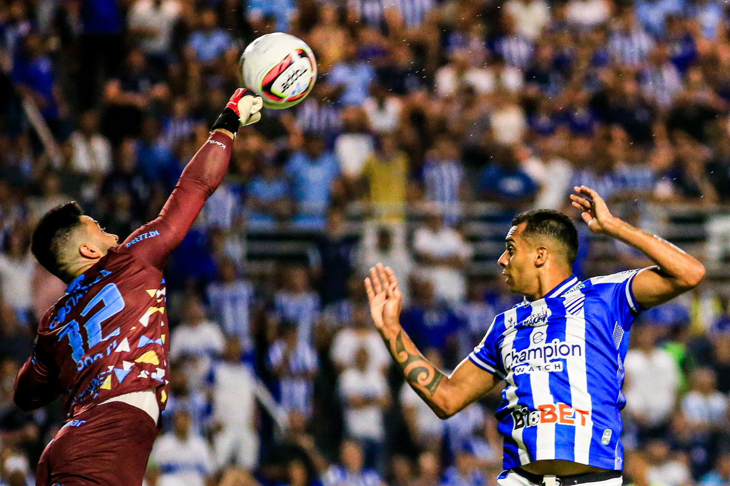 Apesar dos sustos, goleiro Matheus Albino passou primeiro tempo sem ser vazado