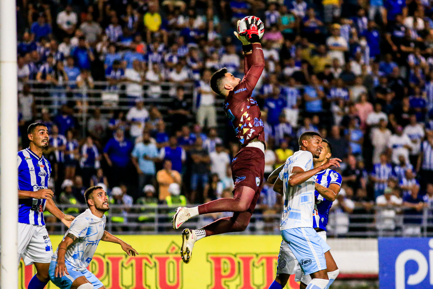 Linda festa da torcida foi insuficiente para ajudar o Azulão contra o LEC