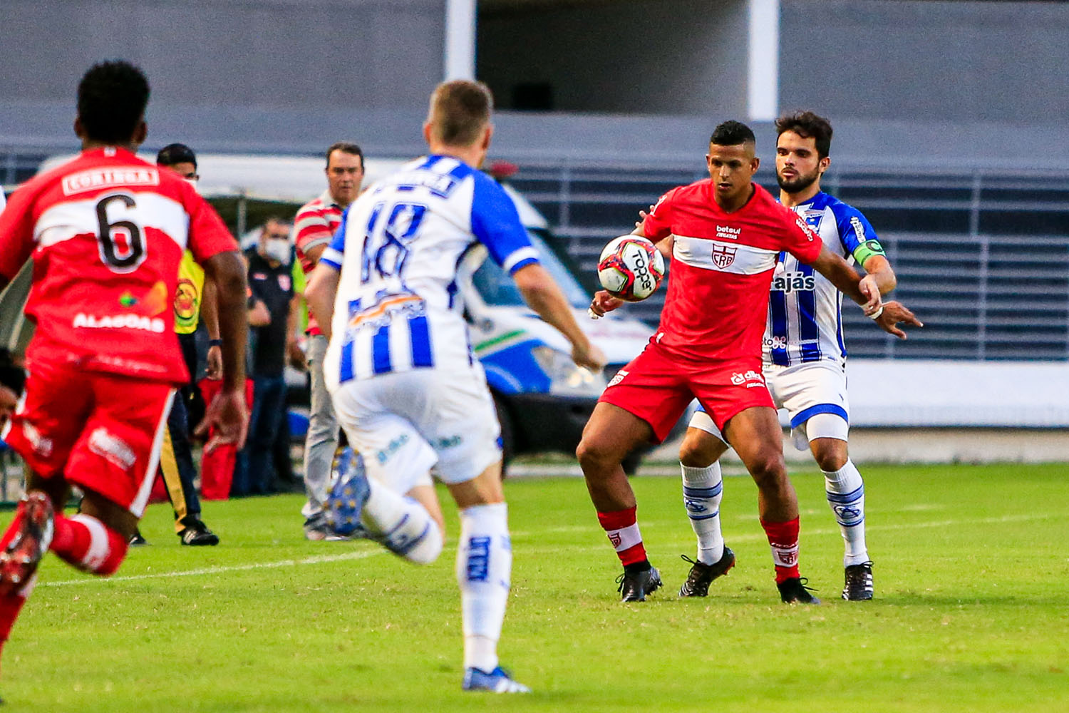 Atacante regatiano Lucão (ao centro) ainda não marcou contra o CSA, enquanto o lateral azulino Norberto já deixou a sua marca em clássicos