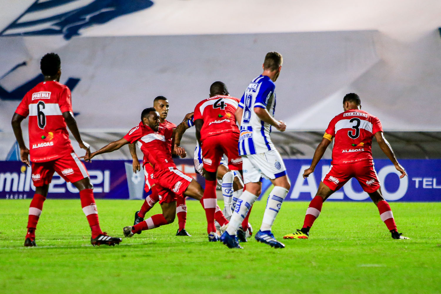 Em jogo parelho, CSA e CRB empatam sem gols na primeira partida da final do Alagoano