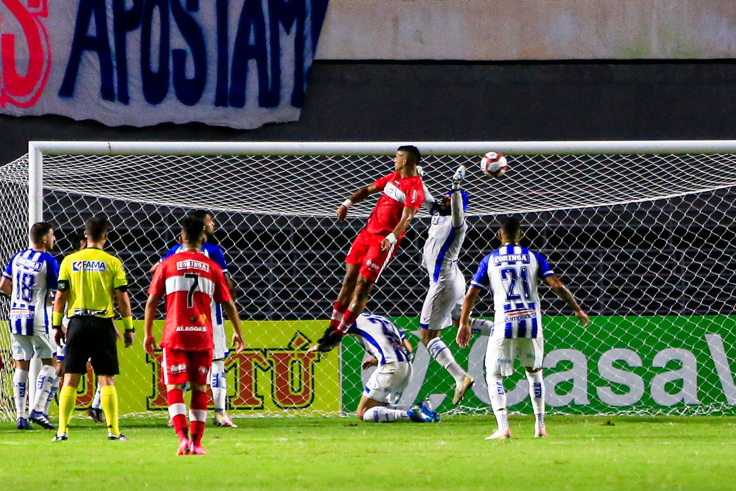 Bola aérea foi a tônica de boa parte da partida