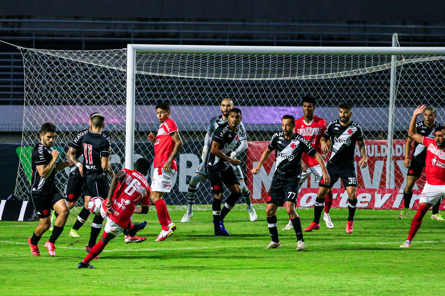 CRB ressurge nos minutos finais e consegue empate de 1 a 1 contra o Vasco
