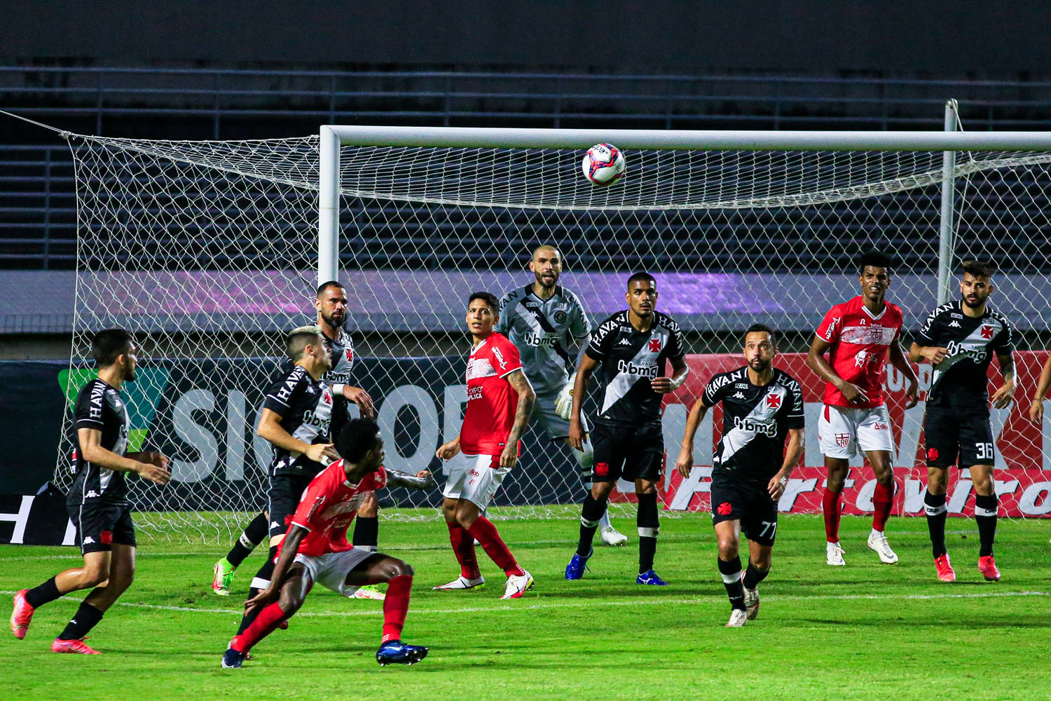 CRB ressurge nos minutos finais e consegue empate de 1 a 1 contra o Vasco
