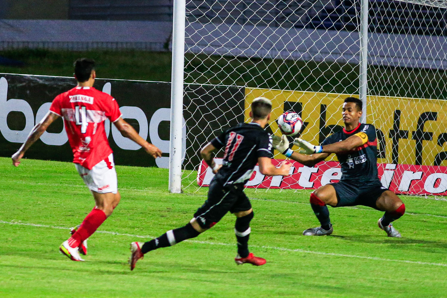 CRB ressurge nos minutos finais e consegue empate de 1 a 1 contra o Vasco