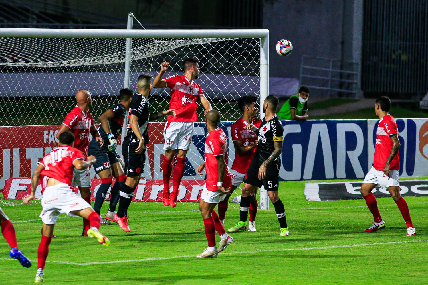 CRB ressurge nos minutos finais e consegue empate de 1 a 1 contra o Vasco
