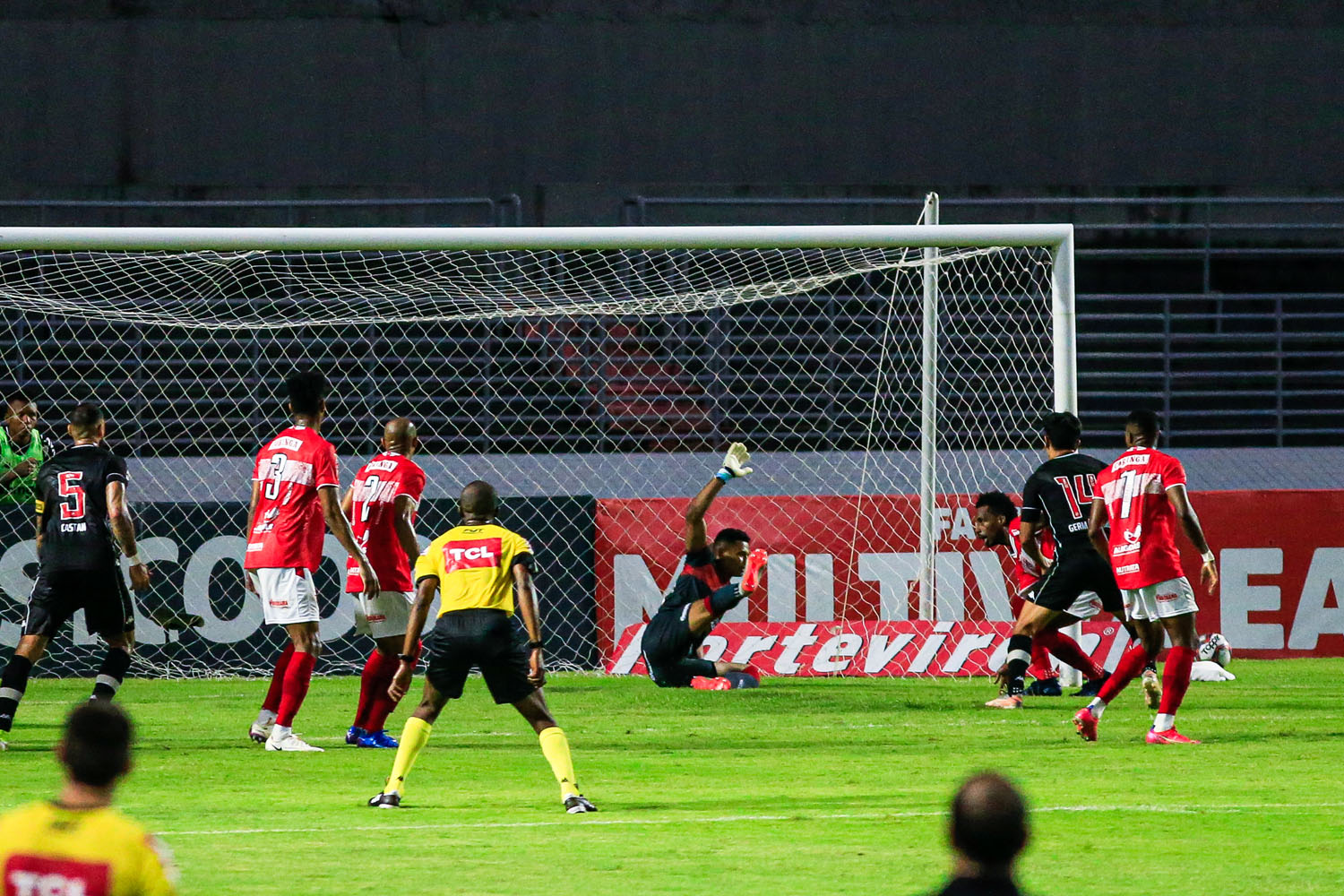 CRB ressurge nos minutos finais e consegue empate de 1 a 1 contra o Vasco