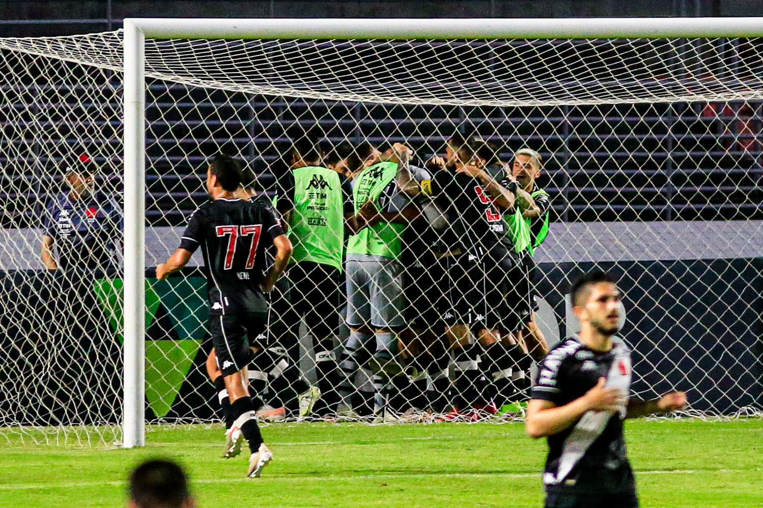 CRB ressurge nos minutos finais e consegue empate de 1 a 1 contra o Vasco