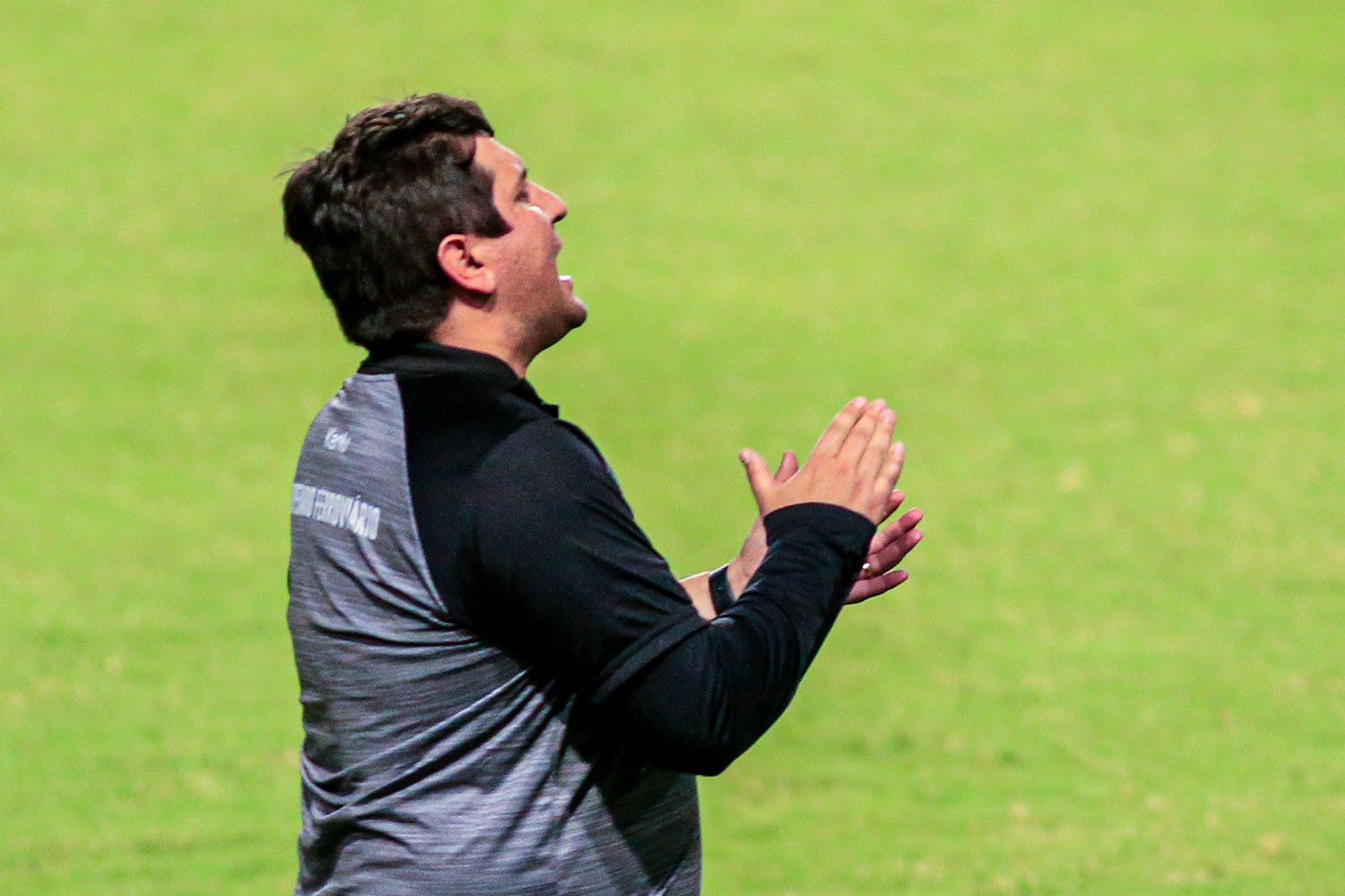 Após a expulsão, o técnico Matheus Costa colocou o Operário pra frente