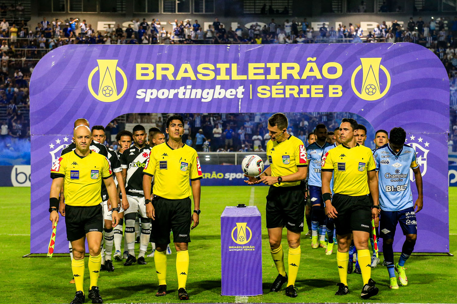 Com atuação de gala, CSA vence o Vasco por 2 a 0 e dorme fora da zona do rebaixamento
