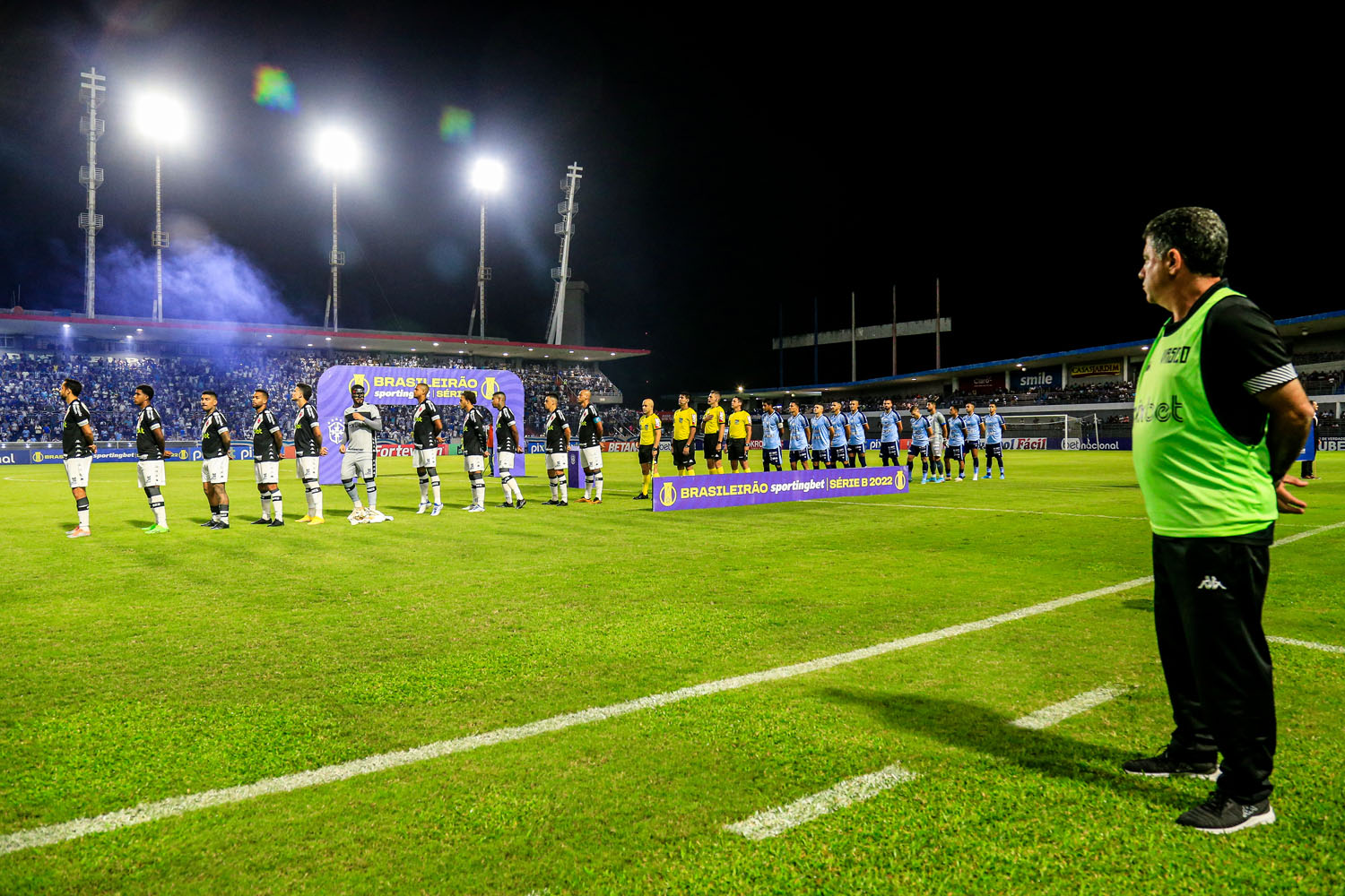 Com atuação de gala, CSA vence o Vasco por 2 a 0 e dorme fora da zona do rebaixamento