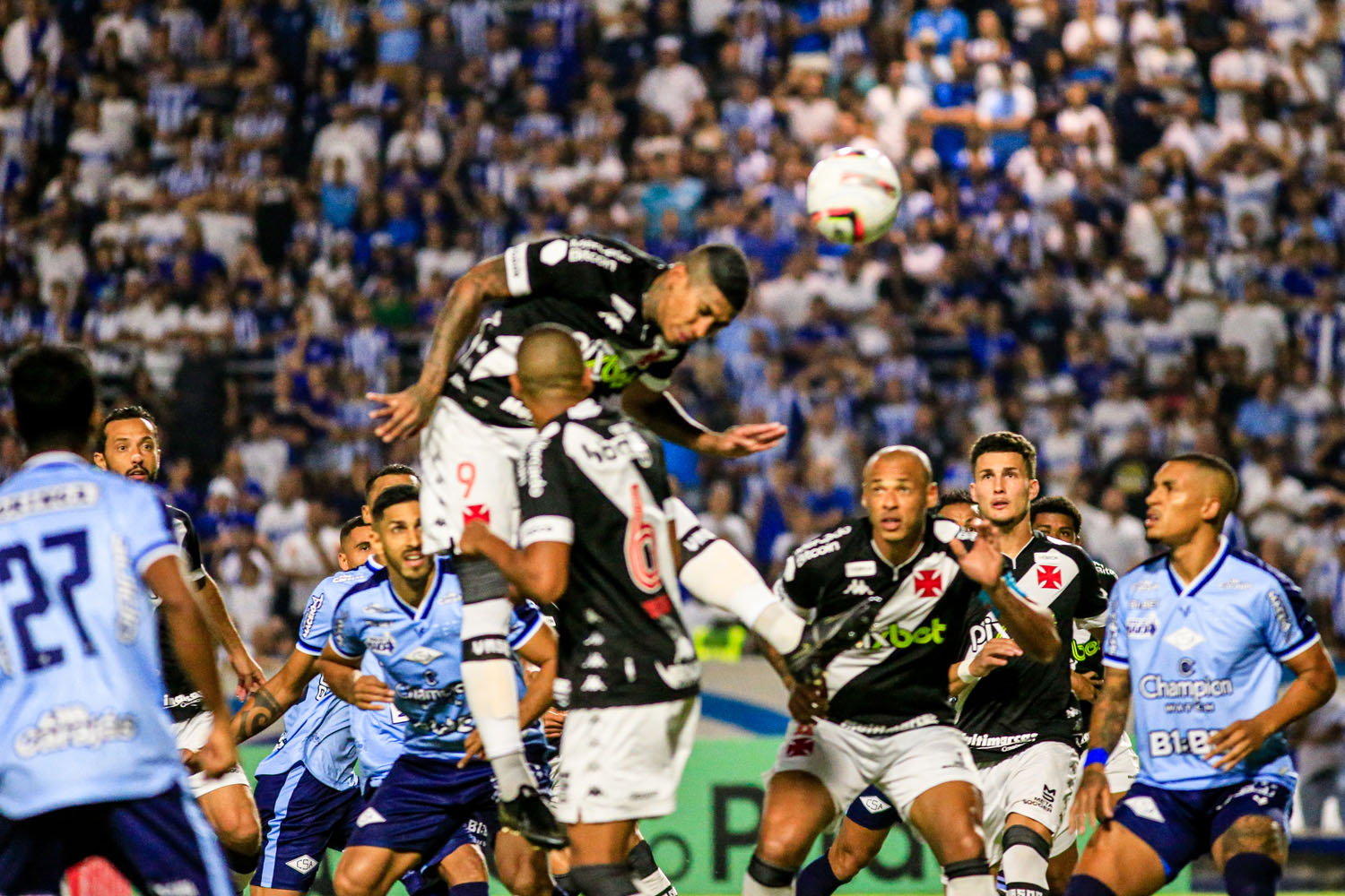 Trapichão recebeu grande público, que acompanhou o grande resultado do CSA sobre o Vasco