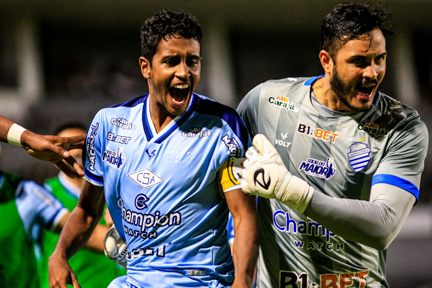 Com atuação de gala, CSA vence o Vasco por 2 a 0 e dorme fora da zona do rebaixamento