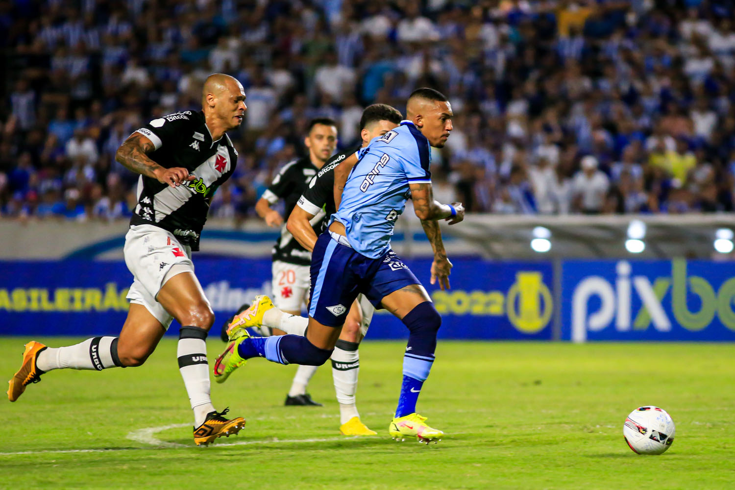 Com atuação de gala, CSA vence o Vasco por 2 a 0 e dorme fora da zona do rebaixamento