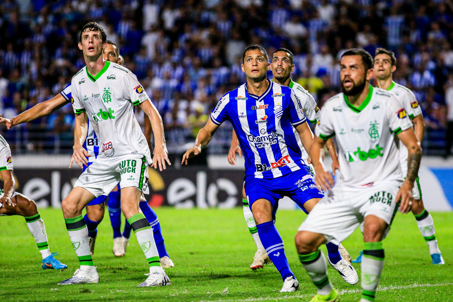 América Mineiro abusou das jogadas aéreas no primeiro tempo