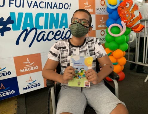 Emocionados e acompanhados dos pais, pequenos se vacinam contra a Covid-19 em Maceió