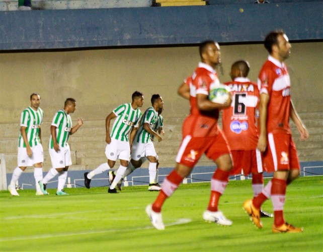 CRB perdeu para o Goiás por 3x0 no Estádio Serra Dourada