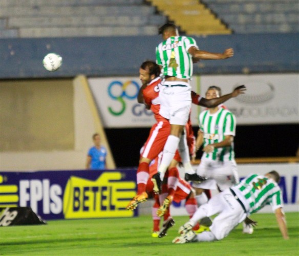 CRB perdeu para o Goiás por 3x0 no Estádio Serra Dourada