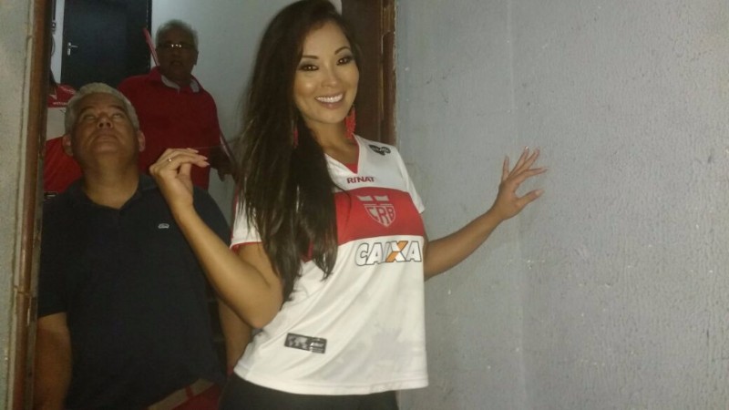 Carol Nakamura desfila a camisa branca do Galo