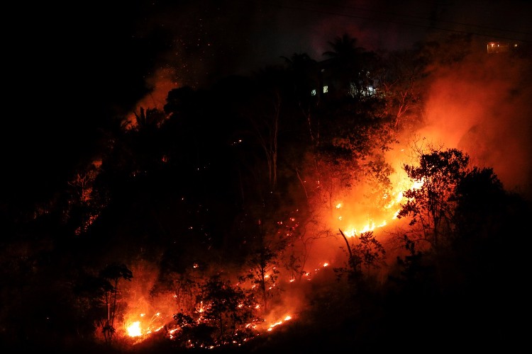 Corpo de Bombeiros usou 26 mil litros de água para controlar as chamas
