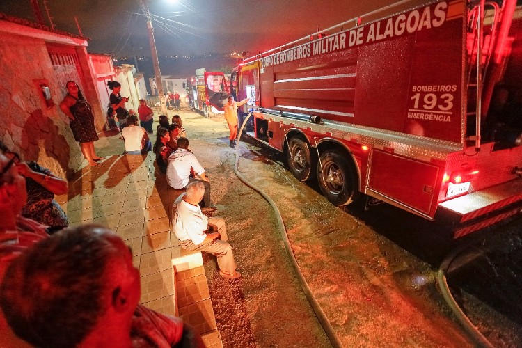 Corpo de Bombeiros usou 26 mil litros de água para controlar as chamas
