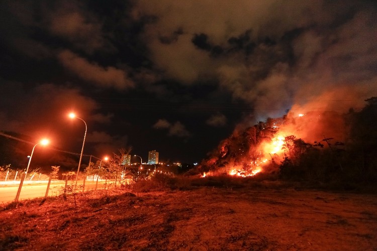 Corpo de Bombeiros usou 26 mil litros de água para controlar as chamas