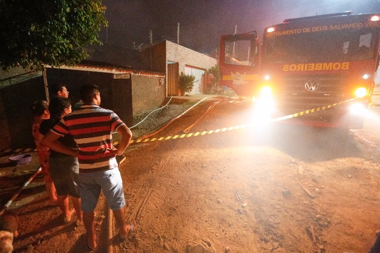 Corpo de Bombeiros usou 26 mil litros de água para controlar as chamas