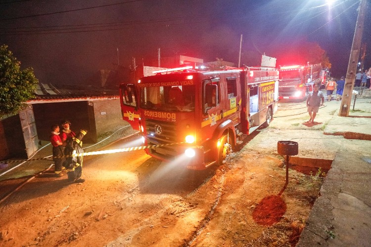 Corpo de Bombeiros usou 26 mil litros de água para controlar as chamas