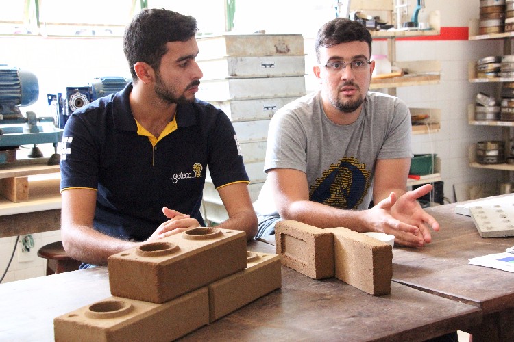 Estudantes Diogo Barbosa e Emanuel Amaral estão no 8º período de engenharia