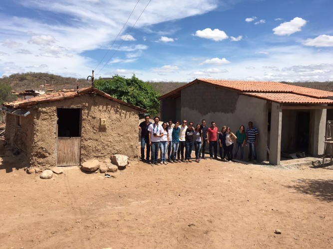 Comunidade indígena de Pariconha vai construir casas fazendo uso do tijolo ecológico