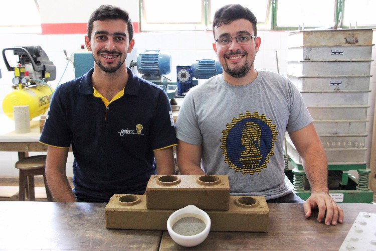 Alunos mostram tijolos feitos a partir das cinzas da casca do arroz