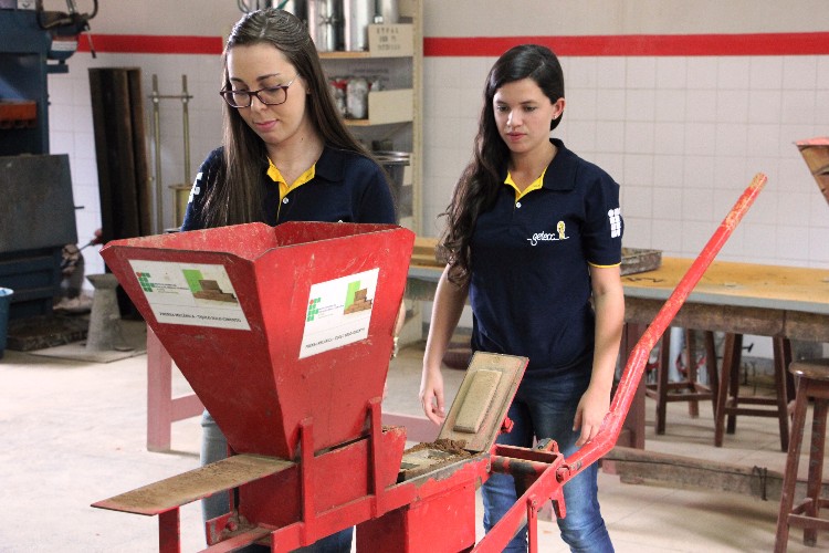 Taísa e Samantha desenvolveram tijolos que usam a cinza da cana