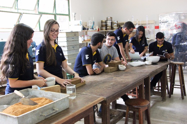 Estudantes ficaram horas e horas no laboratório para desenvolver produtos
