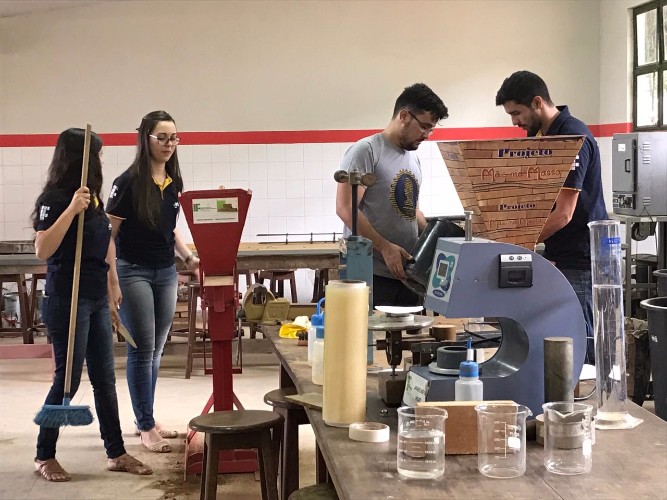 Tijolos são confeccionados dentro do laboratório do Ifal