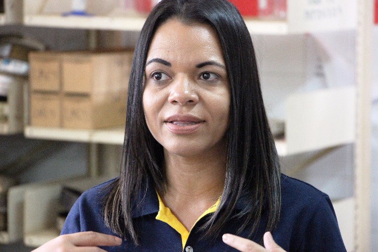 Professora Sheila Marques se emociona ao falar sobre dedicação dos estudantes