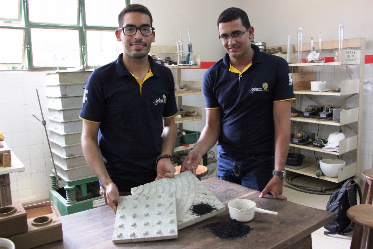 Alunos mostram placa de concreto que usa borracha de pneu