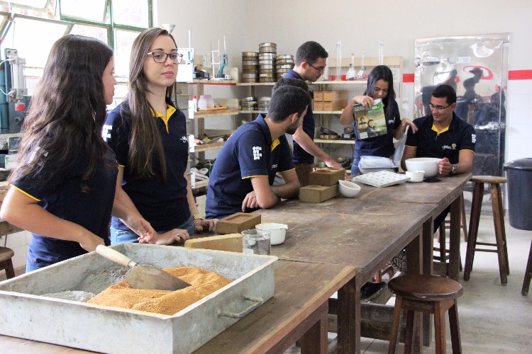 No laboratório do Ifal em Palmeira dos Índios, estudantes desenvolveram produtos ecológicos
