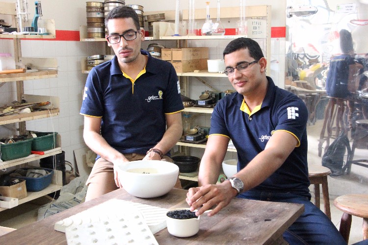 João Marcos Ferreira e Thannys Nascimento utilizam borracha para produção de placas