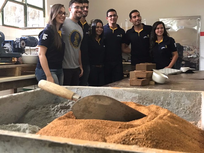 Estudantes posam orgulhosos ao lado da professora Sheila