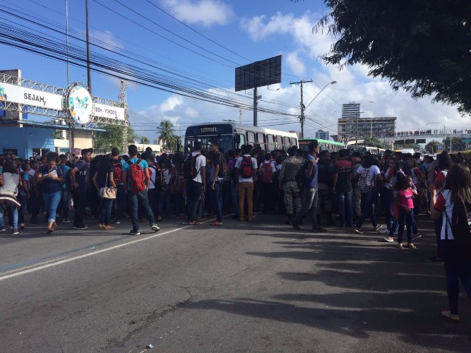 Estudantes protestam em frente ao Cepa para cobrar transporte
