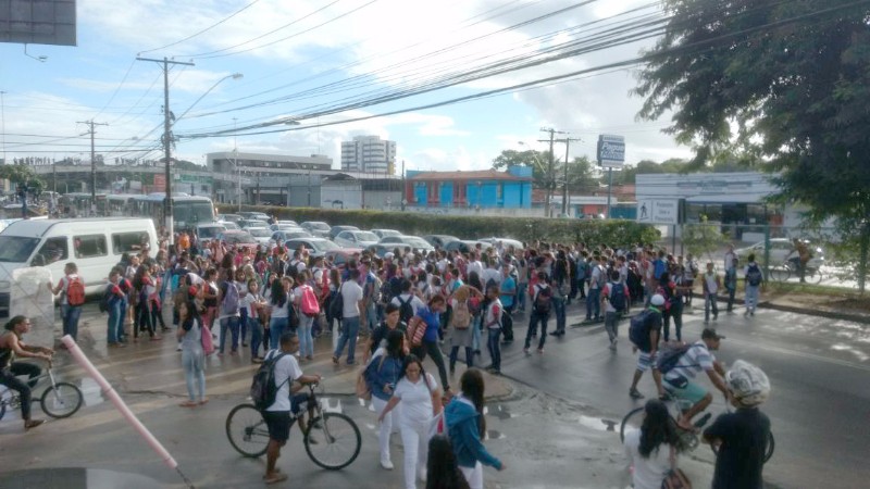Estudantes protestam em frente ao Cepa para cobrar transporte