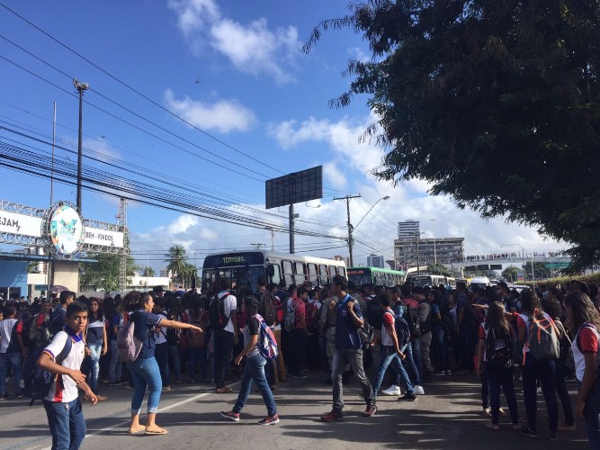 Estudantes protestam em frente ao Cepa para cobrar transporte