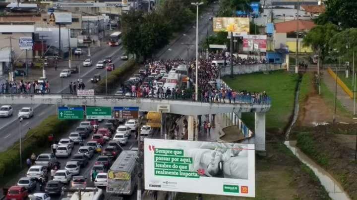 Estudantes protestam em frente ao Cepa para cobrar transporte