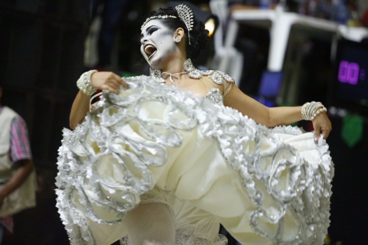 Dançarina vibra durante apresentação da Luar do Sertão