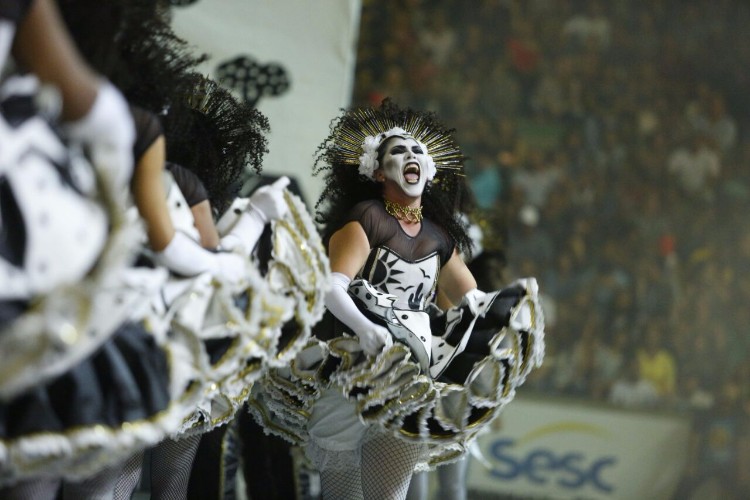 Dançarina durante apresentação da quadrilha Luar do Sertão