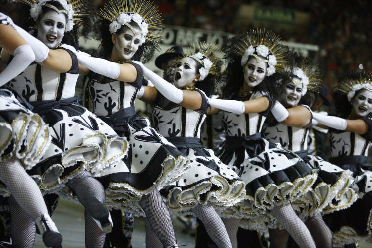 Dançarinas da Luar do Sertão durante apresentação na final do Forró e Folia