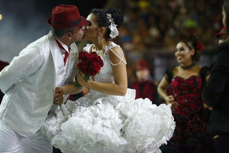  Noivos da quadrilha Do Amor trouxeram o romantismo 
