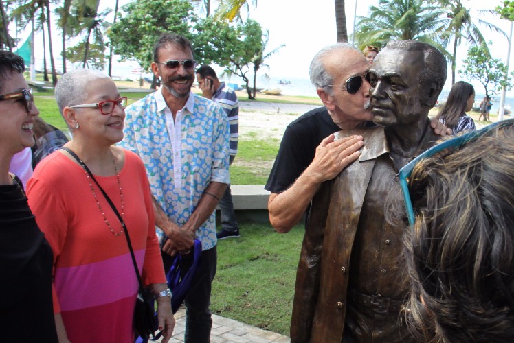 Alagoano de coração, Paulo Gracindo ganha escultura na orla de Pajuçara, em Maceió