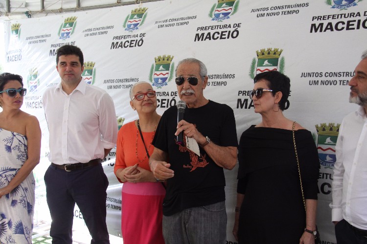 Alagoano de coração, Paulo Gracindo ganha escultura na orla de Pajuçara, em Maceió