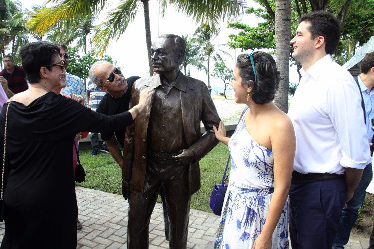 Alagoano de coração, Paulo Gracindo ganha escultura na orla de Pajuçara, em Maceió
